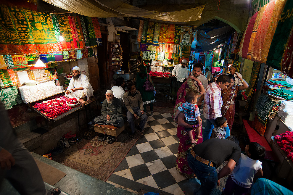 Sklepiki i przechowalnie butów przed świątynią (Hazrat Nizamuddin Dargah)